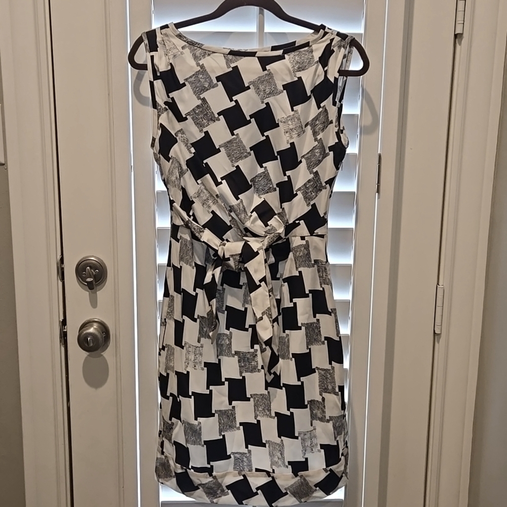 Diane von Furstenberg sz 4 100% silk  Della Dress Black White Side Tie  DVF